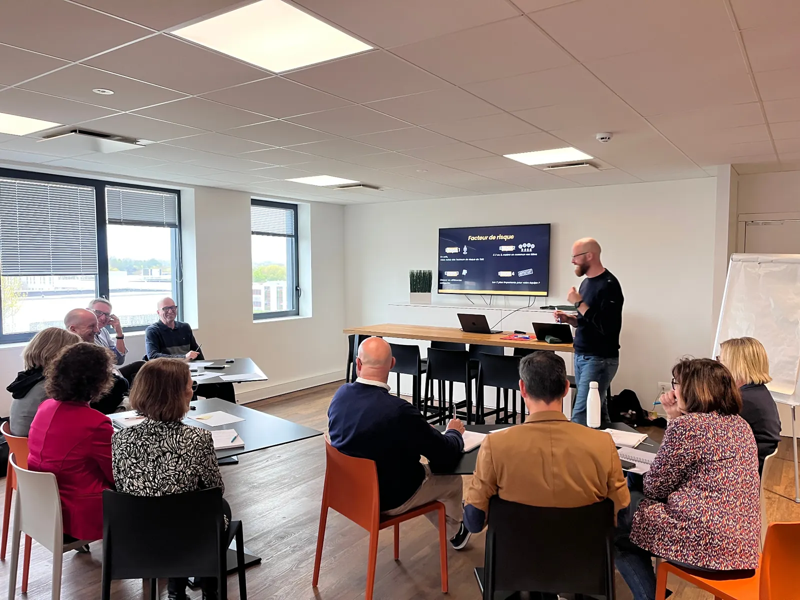 Intervention YERMAT sur les facteurs de risque de TMS devant un groupe de collaborateurs