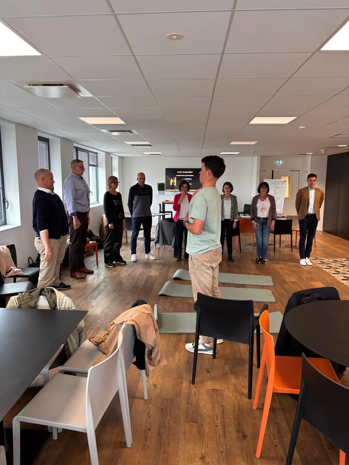 Atelier YERMAT d'auto-évaluation posturale avec un groupe de collaborateurs